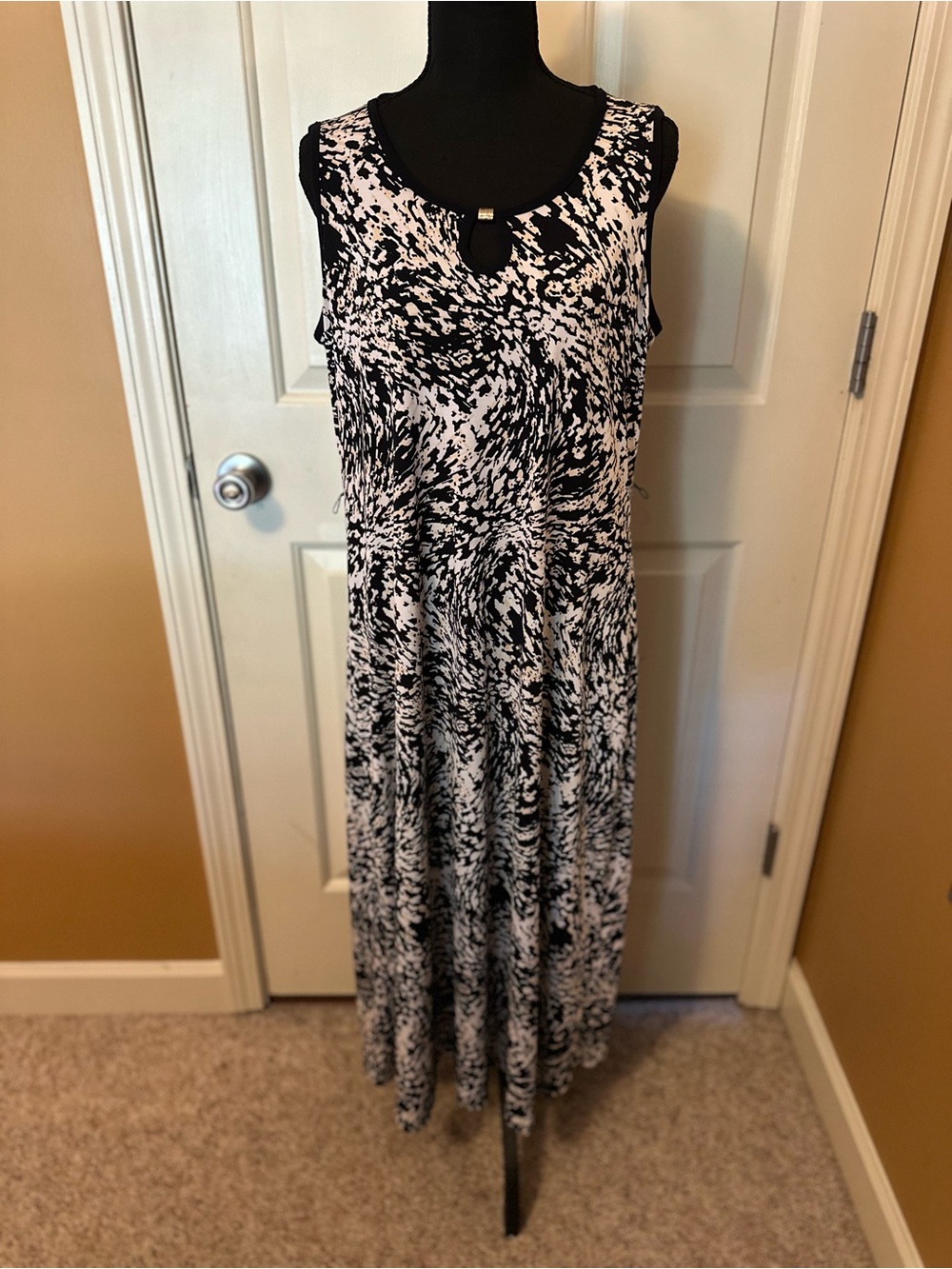 Susan Lawrence Black and White Printed Sleeveless Maxi Dress